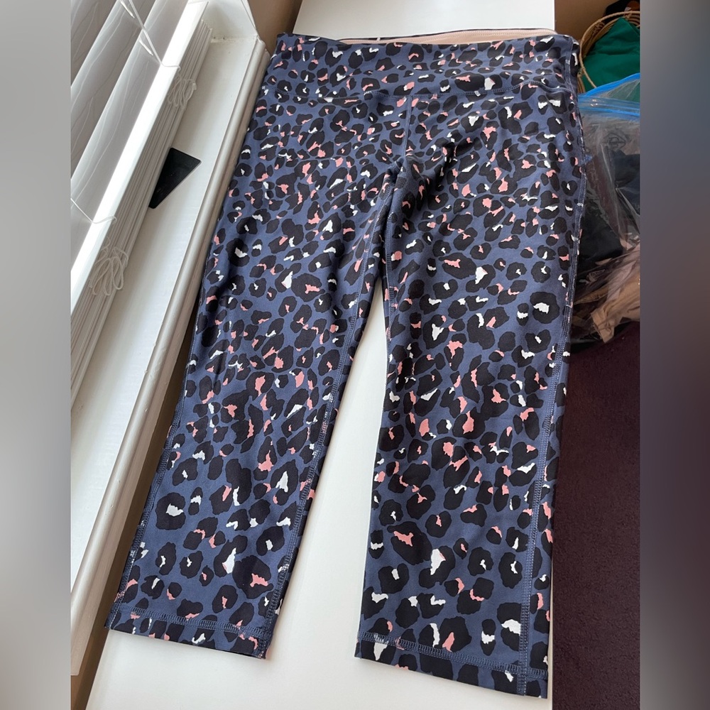 Cropped cheetah print workout leggings